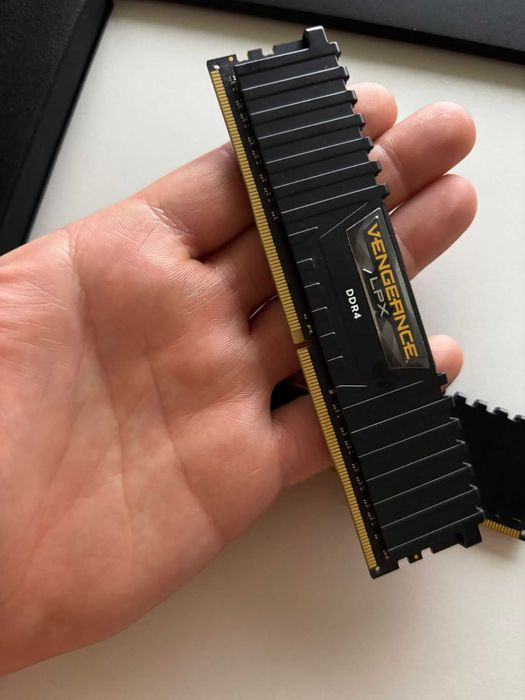 Memorie RAM 2xCORSAIR Vengenace LPX (16GBX2) 32 GB RAM 2666MHz
