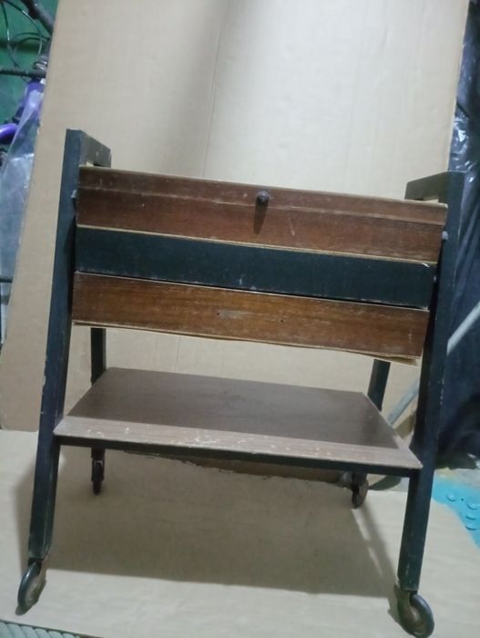 Comodă veche culisantă de bijuterii ,machiajuri, ceasuri