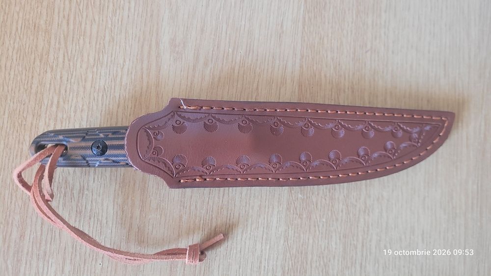 Cuțit solid pentru activități outdoor (drumeții,  camping, supraviețuire, etc)