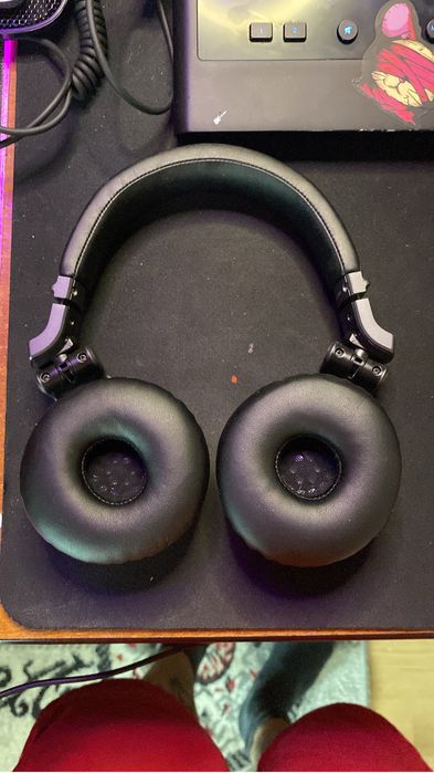 Vand urmatoarele: casti studio/dj si interfata audio