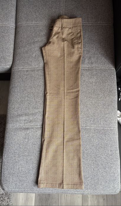 Pantaloni femei croiala skinny evazati