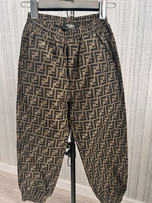 Продаю детскии малчековы вещи под оригенал очен