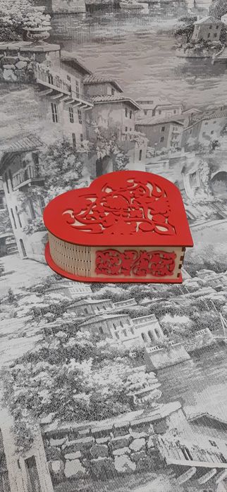 Деревянная шкатулка