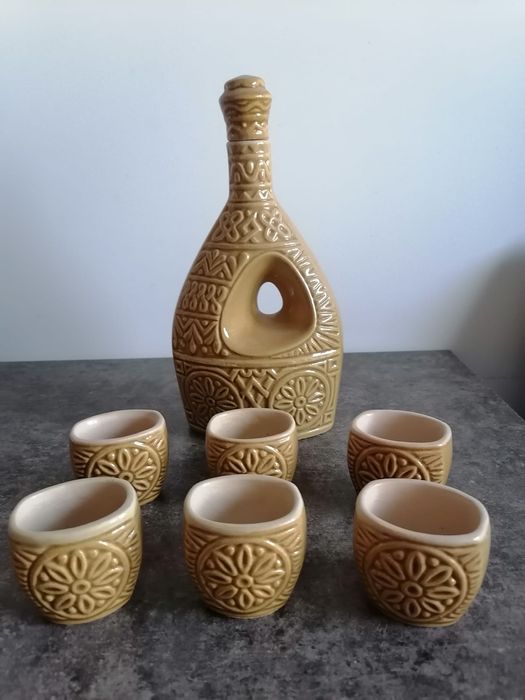 Vând set tradițional decorativ sticlă+6 pahare țuică