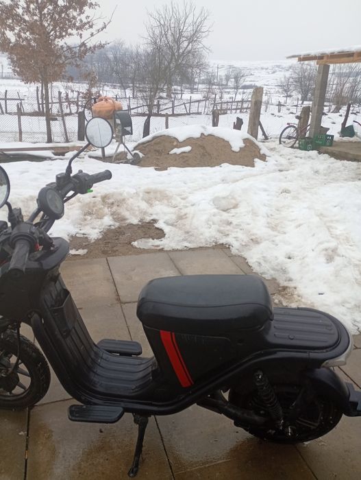 Vand scuter NIU ,folosit