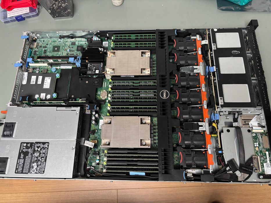 Лот 8 сървъра Dell PowerEdge R630 (256GB RAM) + R610 — €2500 за всичко