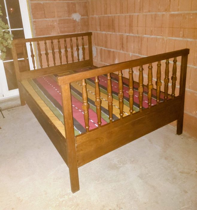 Pat vechi lemn cu scanduri și saltea