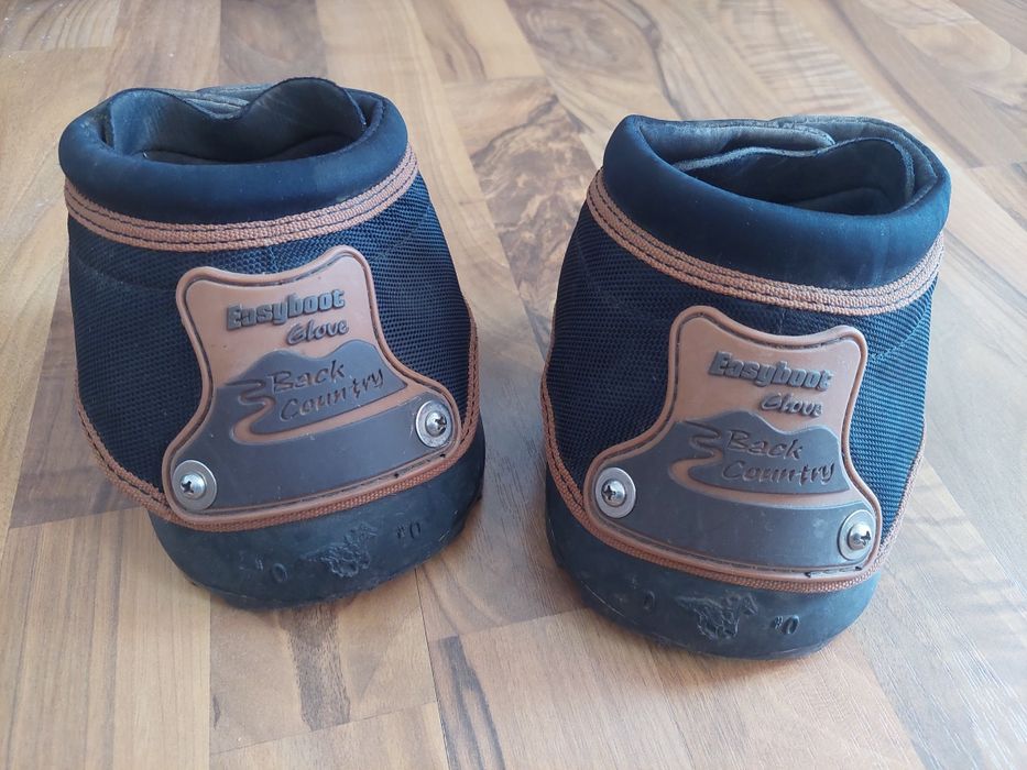 Incaltaminte pentru cai, pantofi de copite de cal in culoare maro cu negru
