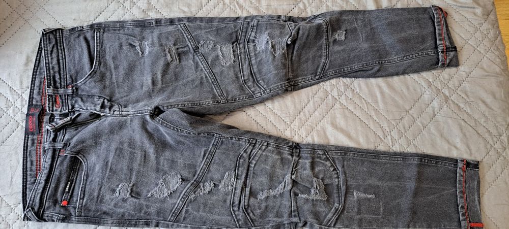 Модерни мъжки дънки