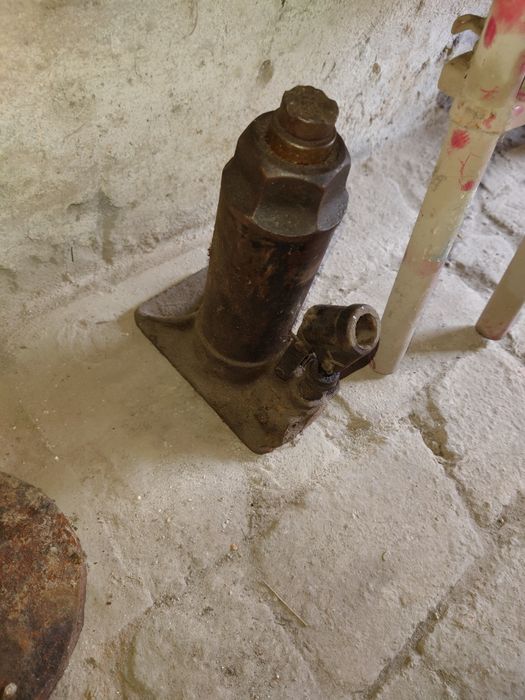 Инструменты, углекислый баллон, лебёдка, болгарка, точильный станок