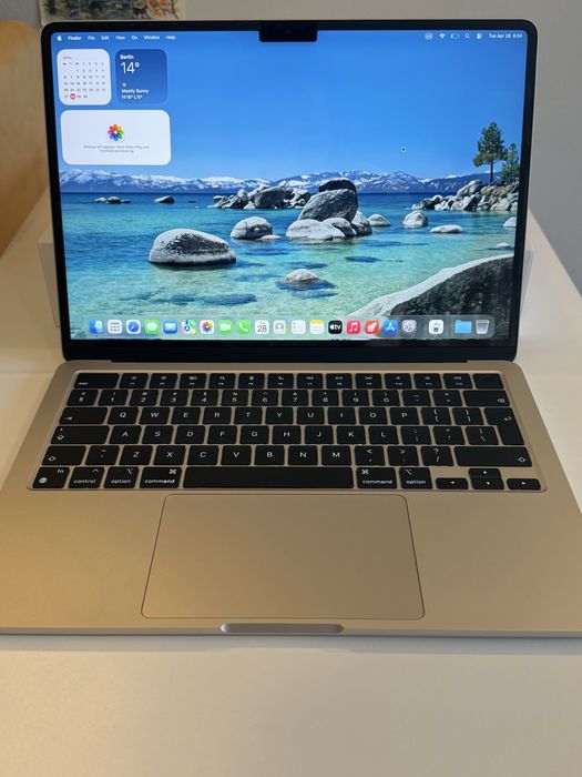 Apple MacBook Air 13” M2, Модел A2681, цвят Starlight.