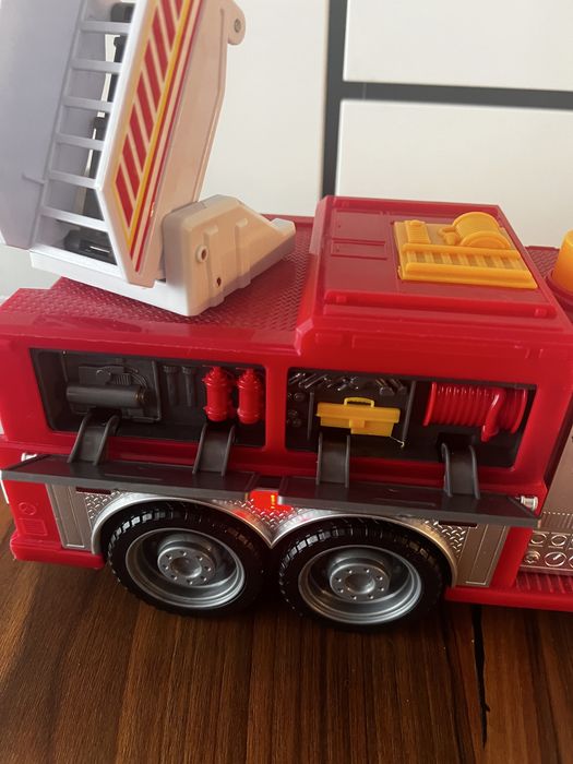 Голяма пожарна кола и валяк