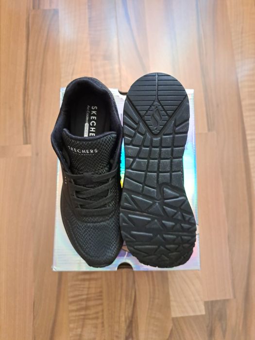 Adidasi sketchers