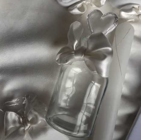 Ритуална свещ и шишенце за миро в нежно бяло