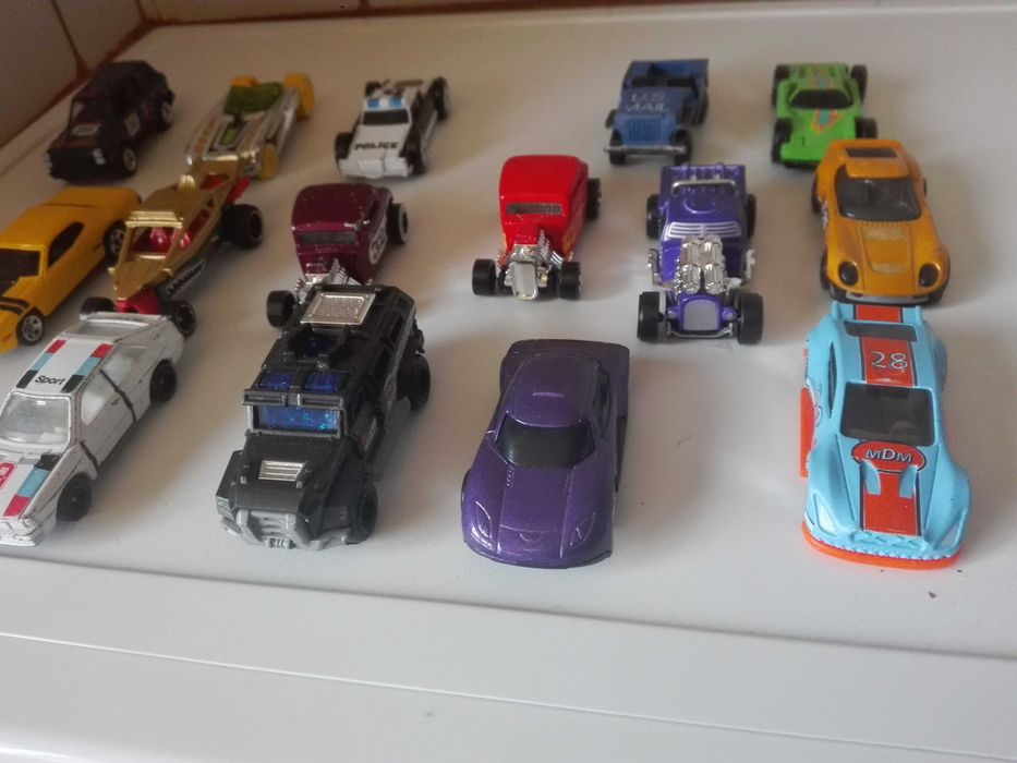 Метални колички и лот пощенски картички.