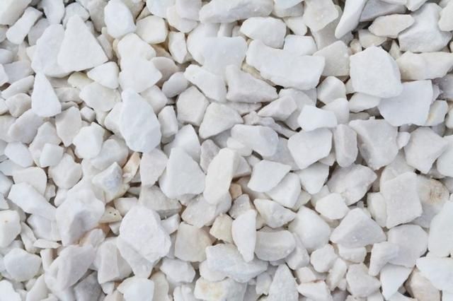 Белый щебень мраморный в мешках