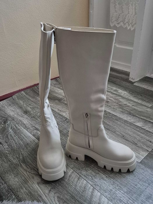 Vand cizme noi marimea 40si 37