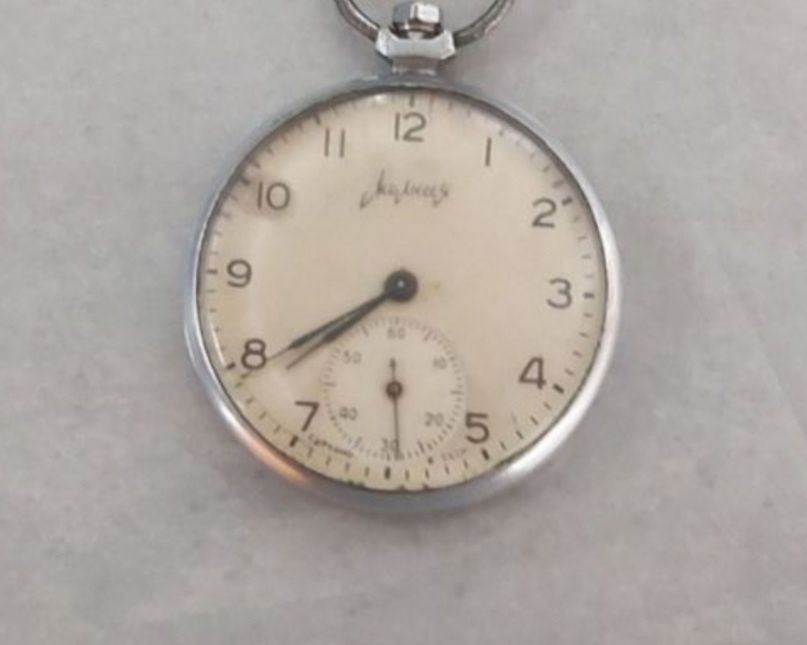 Продавам джобен часовник