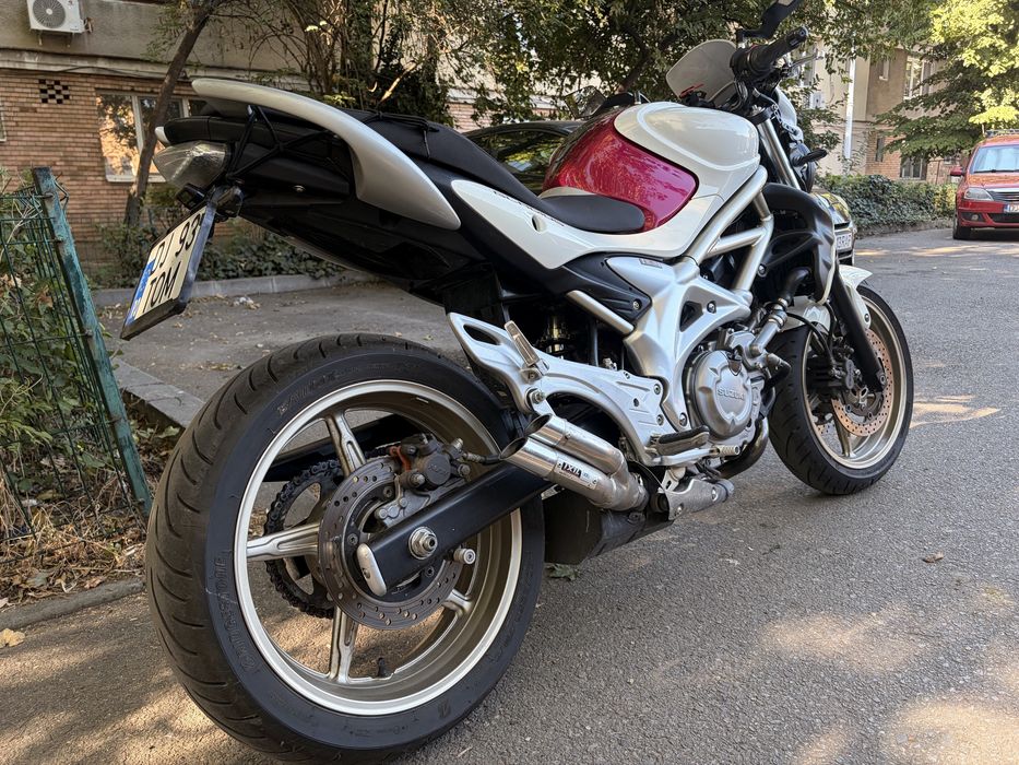 Motocicleta Naked Suzuki SFV 650 Galdius