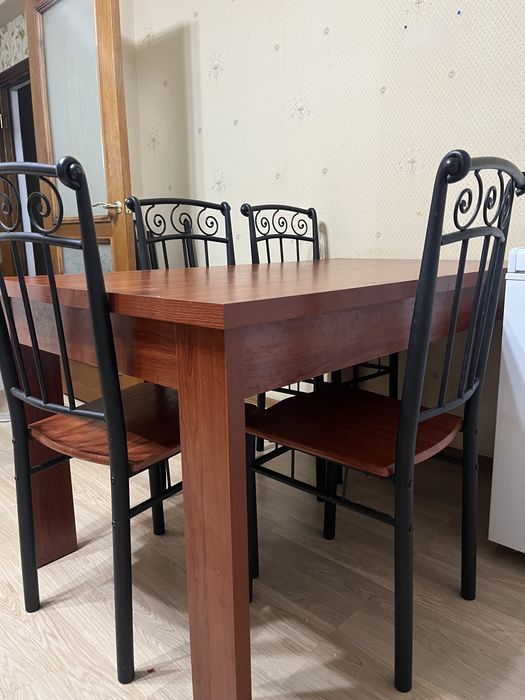 Стол стульясымен сатылады.