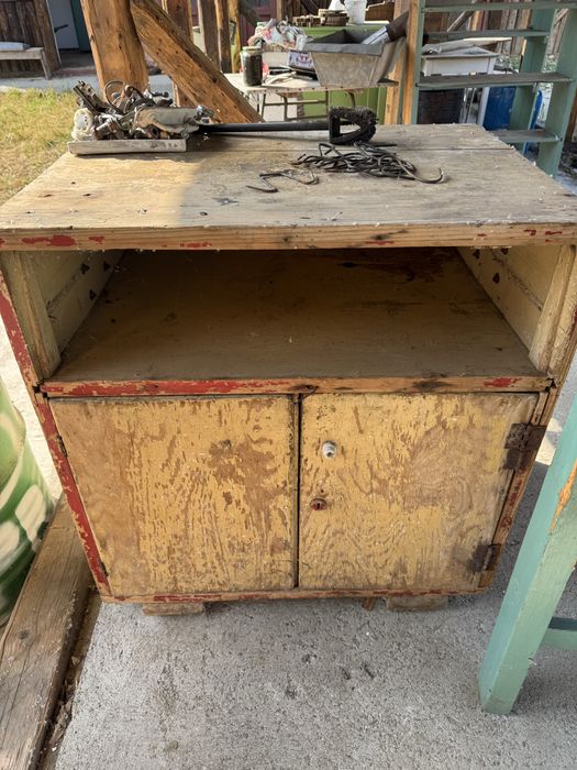 Mobilier vechi de 100 ani