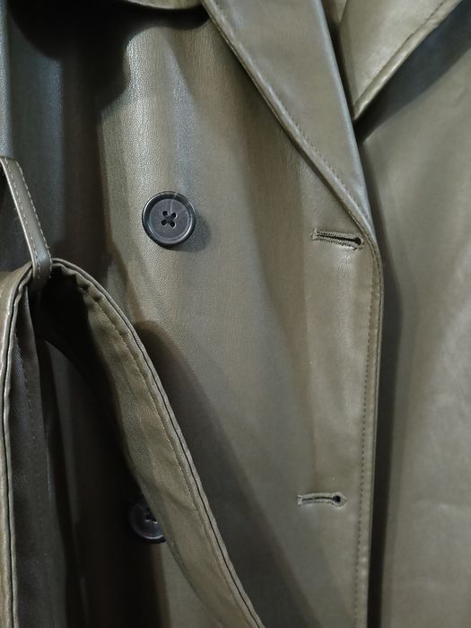 Кожаный плащ зелёный pull&bear