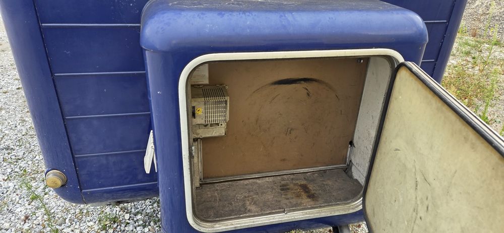 Remorca închisă tip rulotă