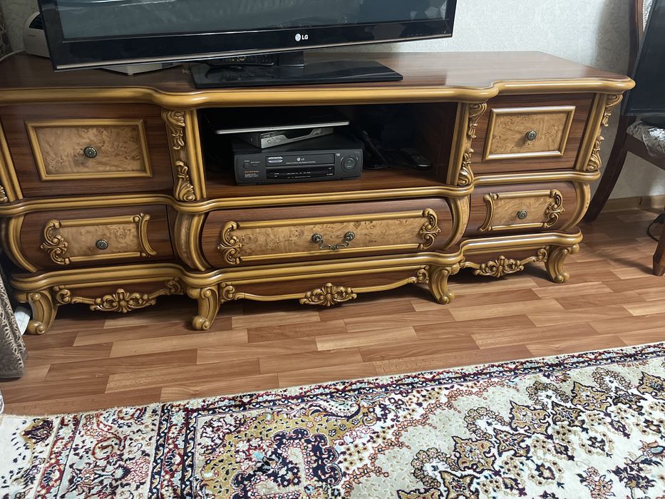 Продам тумбу под телевизор