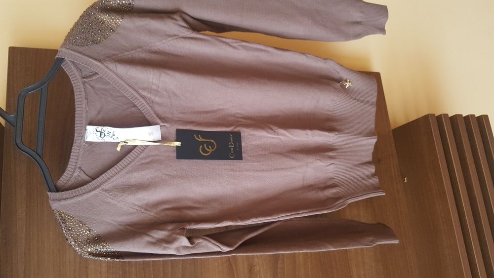 Дамска блуза тип спортно-елегантен с декорации на ръкавите