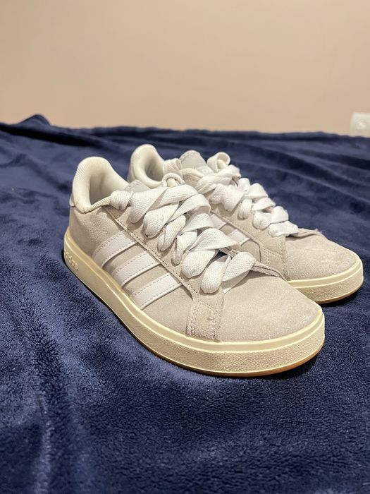 Обувки adidas 38