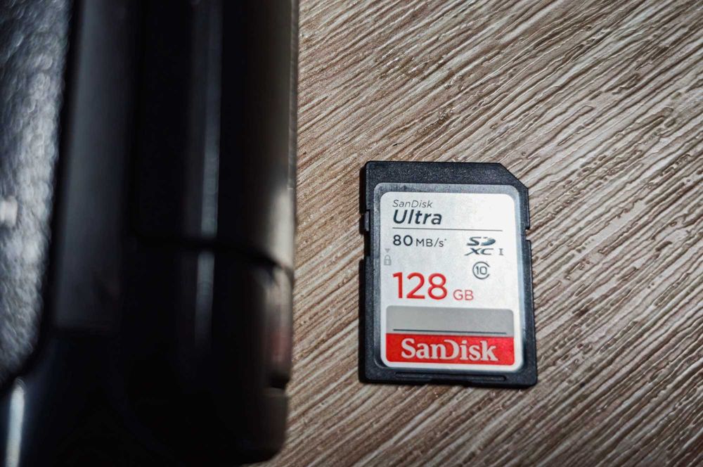 Cameră video Full HD HC-W580 + trepied și card SD 128 GB