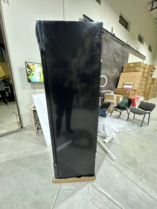 Витрина холодильник для воды и тортов