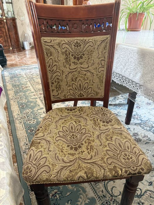 Стол и стулья для гостиной