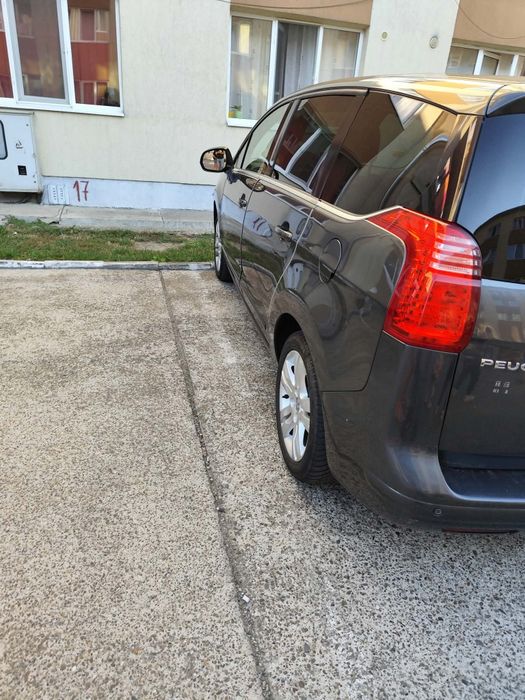 Vând Peugeot 5008