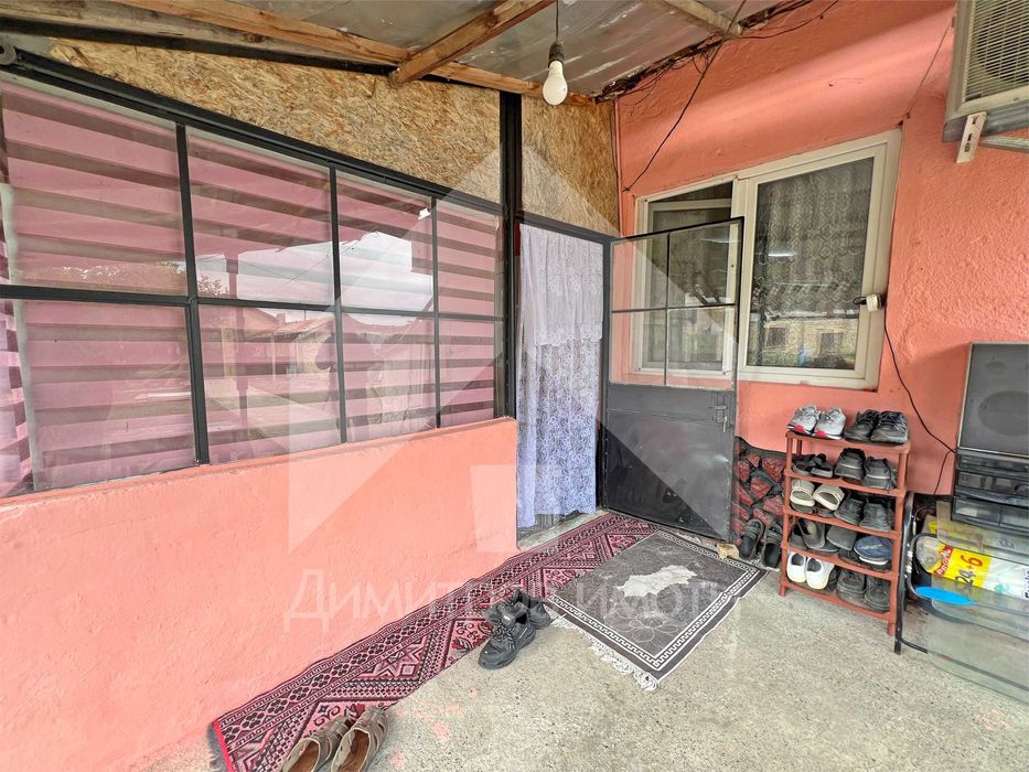 Продава самостоятелна, еднофамилна къща гр. Нови пазар - кв. Нииж.