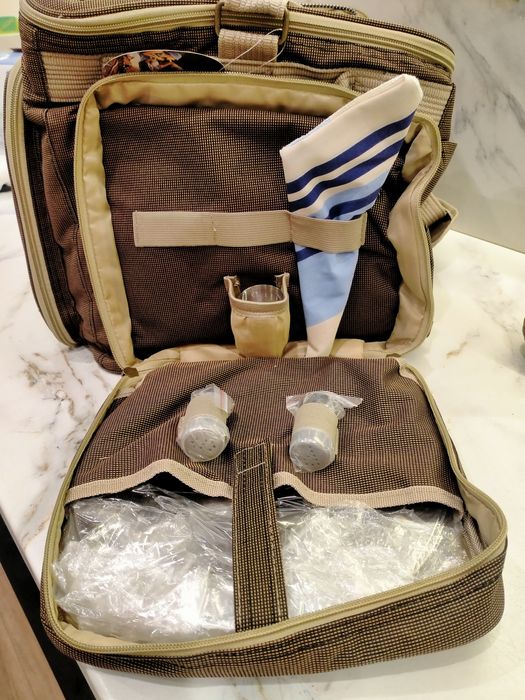 Сумка холодильник с набором посуды.