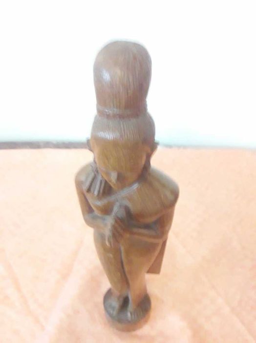 Sculptură rafinată din lemn de suar