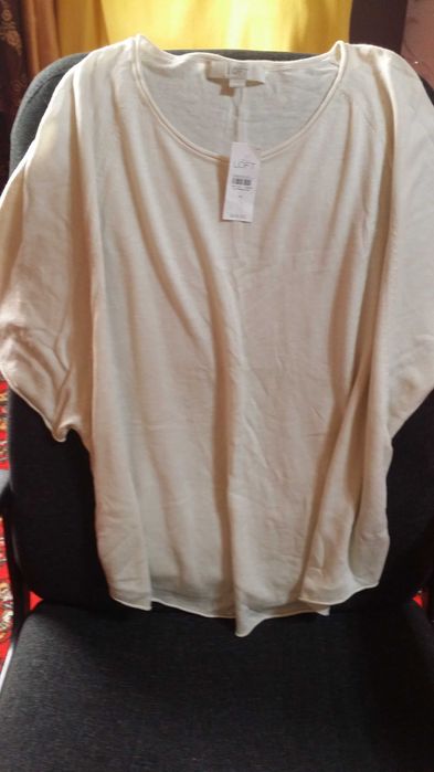 Вязеный без рукава свитир стилний с чорый  вадалаской очень Новый