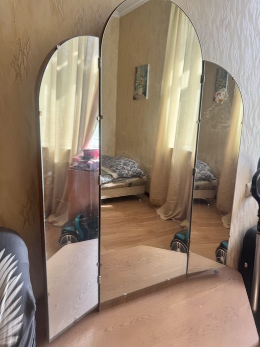 Продаётся  трюмо три зеркала
