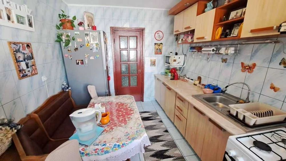 Vând apartament 2 canere Radu Negru, decomandat,et 4 cu pod 50 mp÷balcon 7 m,,mobilat,  spațios acte la zi,,poziție bună , preț  48 mii euro
