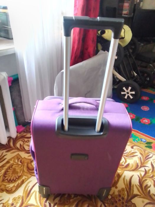 Чемодан на колесиках