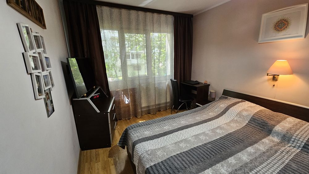 Apartament 2 camere, 51 mp, etaj 1/4, complet renovat, mobilat, utilat, intretinut impecabil, nu necesită investiții.  Zona linistita, Sp.Judetean.