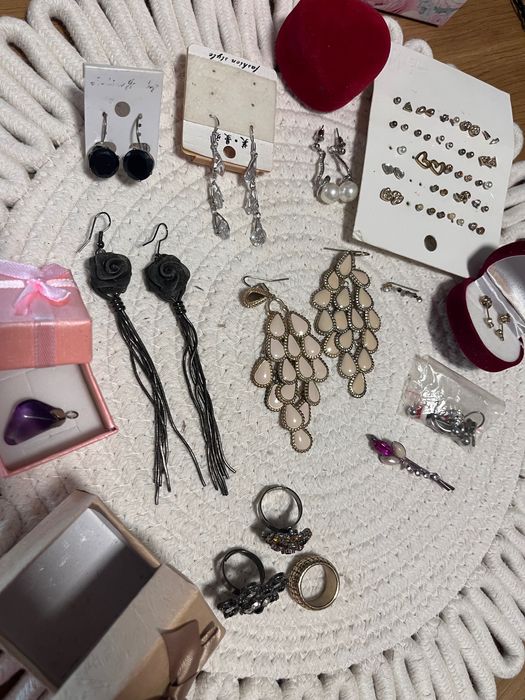 Пълна кутия с бижута