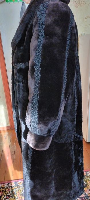 Женская цигейковая шуба.