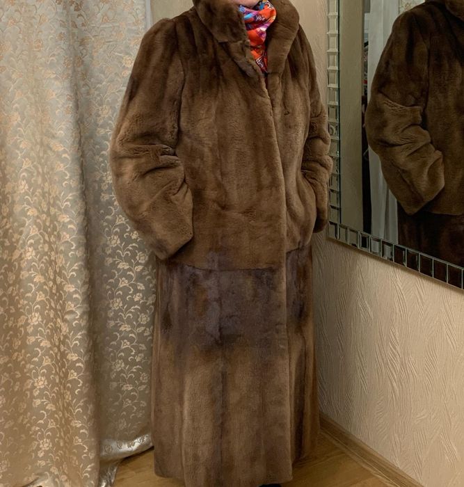 Длинная шуба орехового цвета