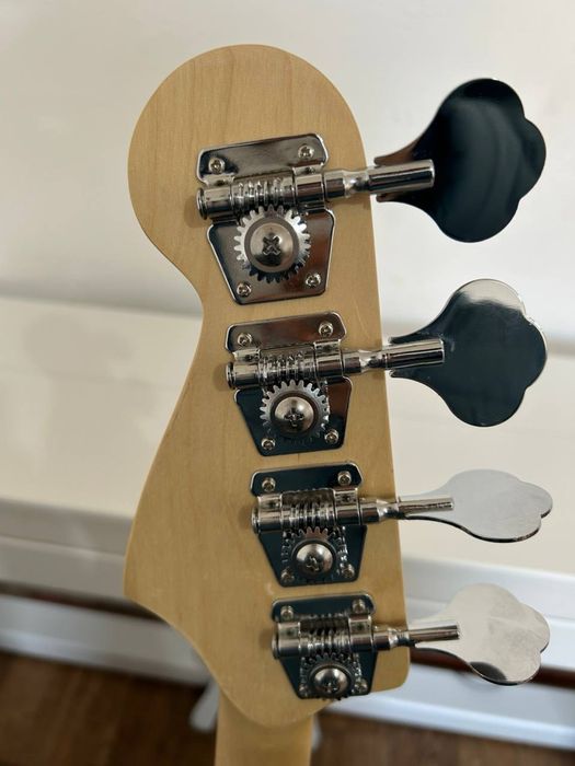 Бас гитара с чехлом