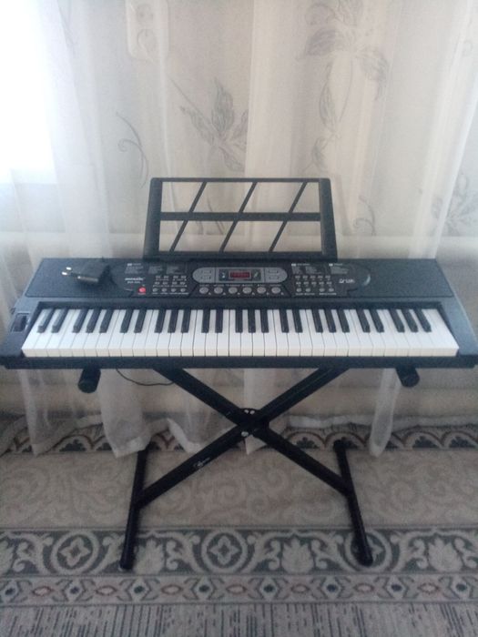 Продам синтезатор.