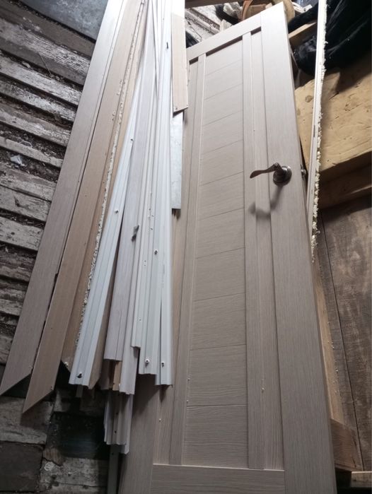 Продам двери и плинтус