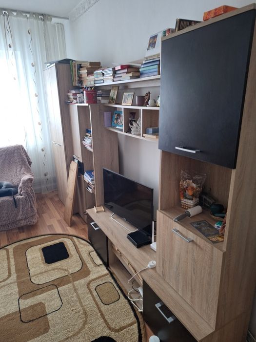 Vand apartament semi-decomandat