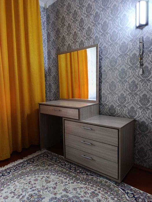 Продам комод с зеркалом